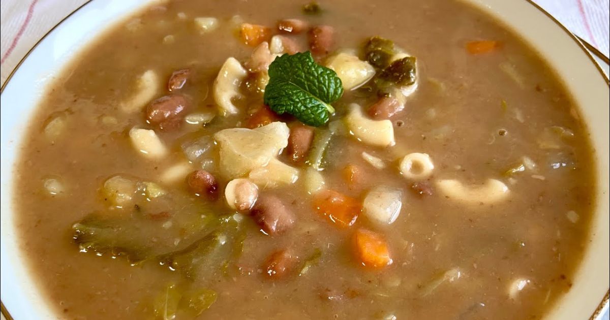 Sopa de Feijão à Portuguesa com Toques de Tradição